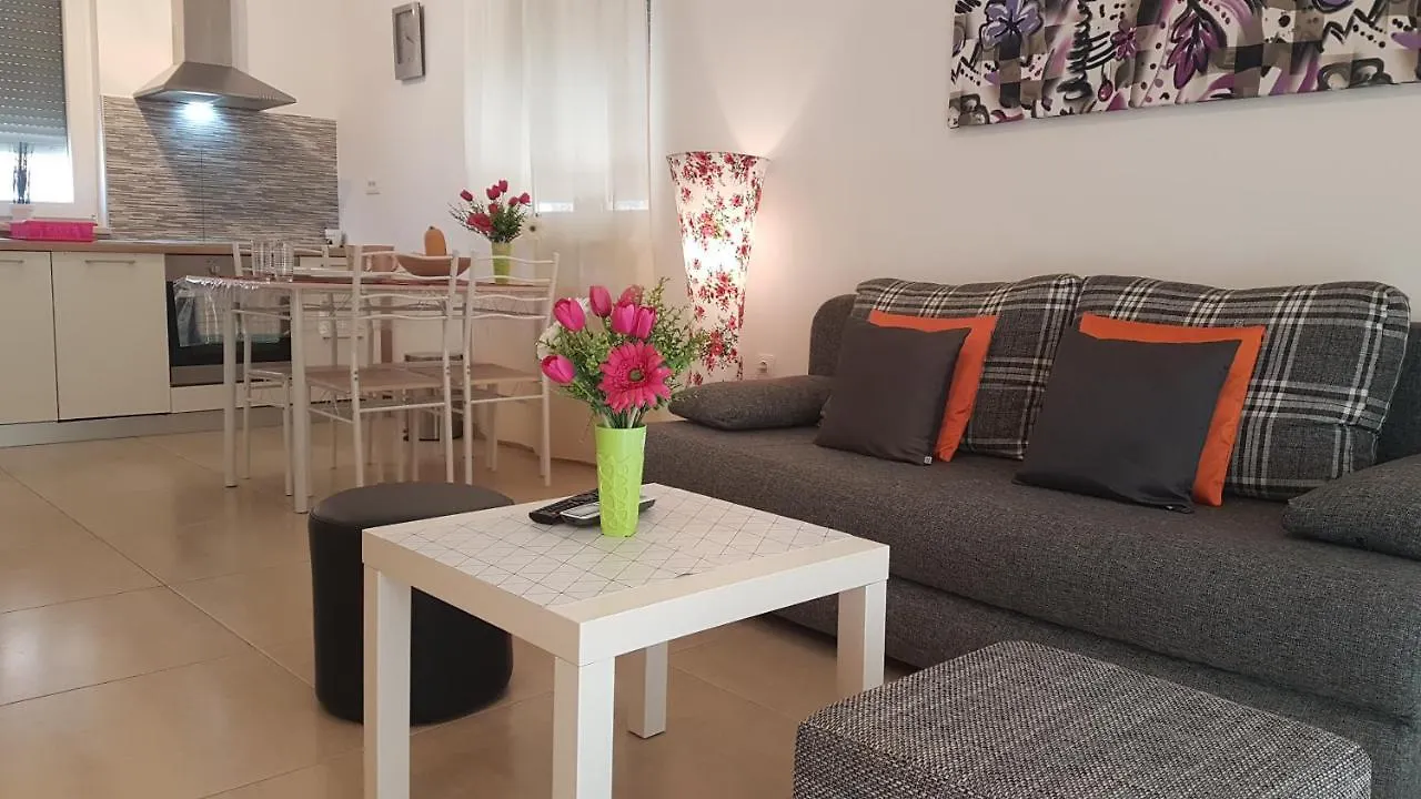 Apartments Brist Hills Pola 0*,